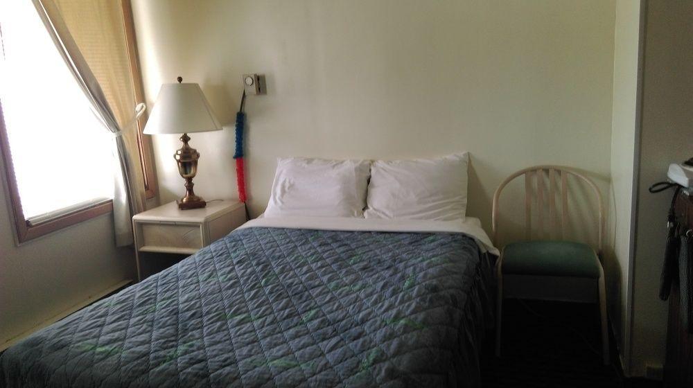 Bay Lake Inn - Frontiersman Motel Latchford Екстер'єр фото