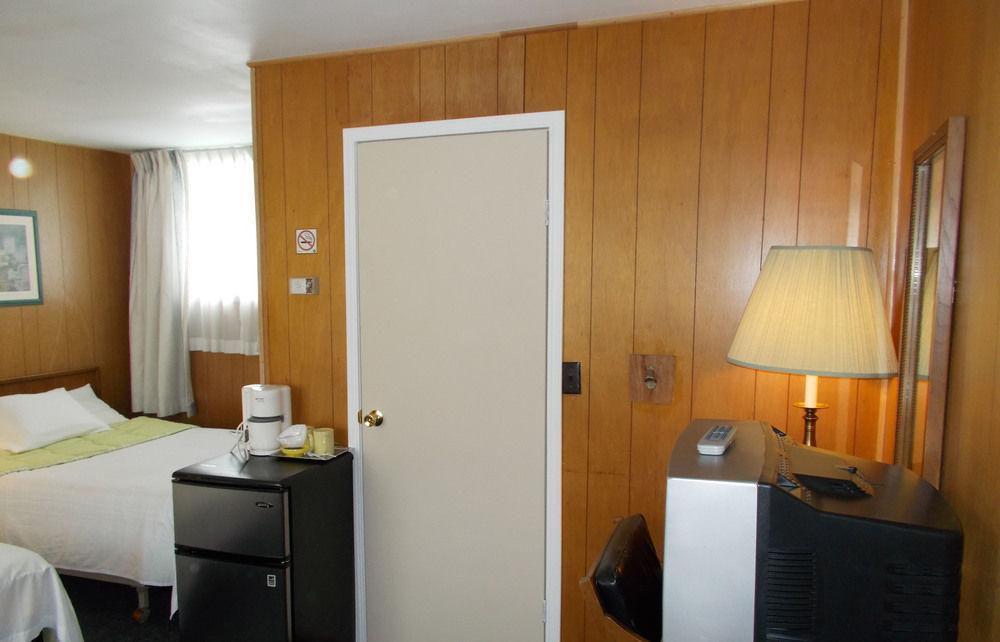 Bay Lake Inn - Frontiersman Motel Latchford Екстер'єр фото