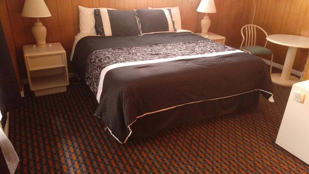 Bay Lake Inn - Frontiersman Motel Latchford Екстер'єр фото