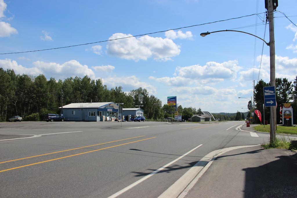 Bay Lake Inn - Frontiersman Motel Latchford Номер фото